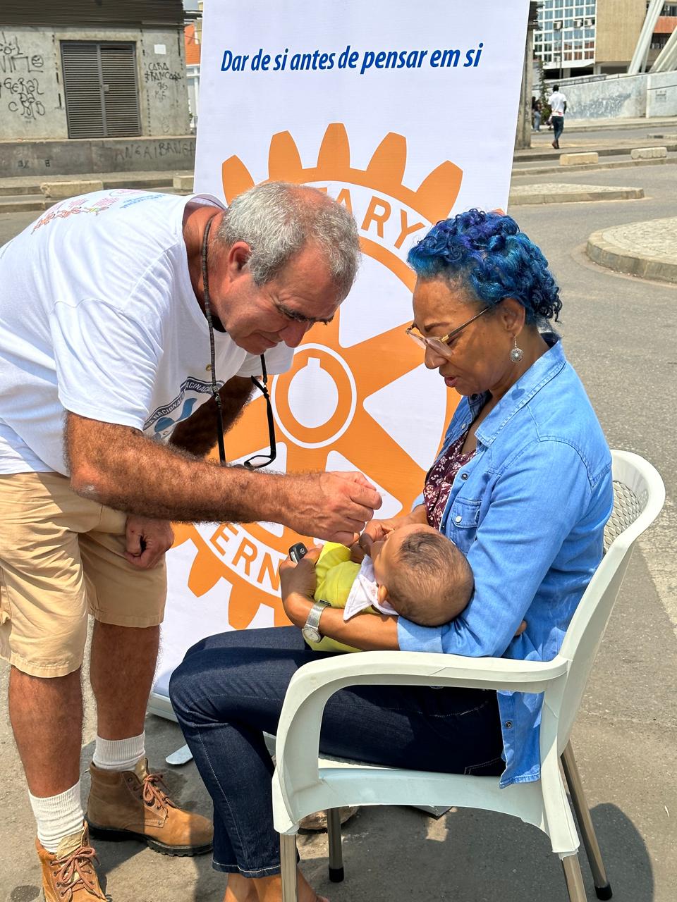 Acção de vacinação contra a pólio em Luanda